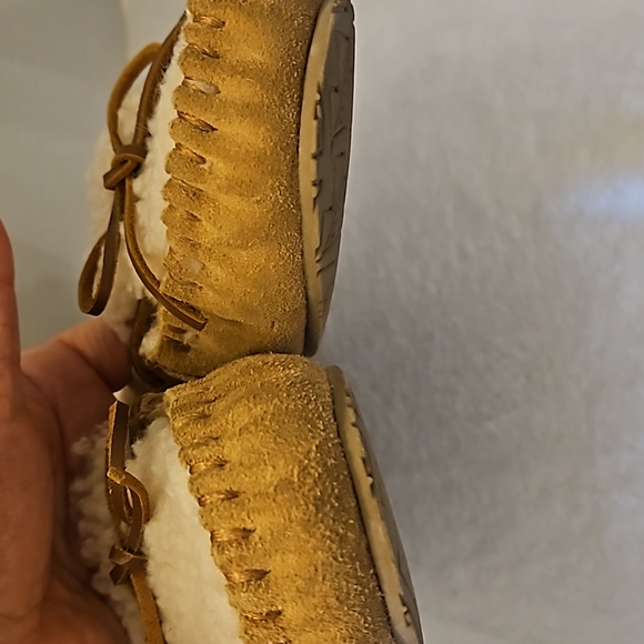 Minnetonka | Women's Tan Leather Slip-On Moccasin Indoor/Outdoor Slippers Sz 7 - Picture 12 of 12